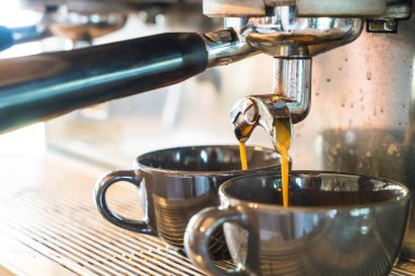Bir kafede espresso yapan profesyonel kahve makinesi.