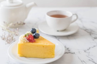 peynirli kek çilek ve yaban mersini