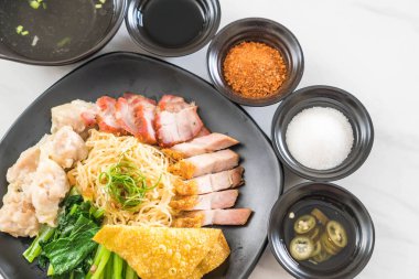 Yumurta noodle kırmızı kızarmış domuz, gevrek domuz eti, köfte ve çorba ile 