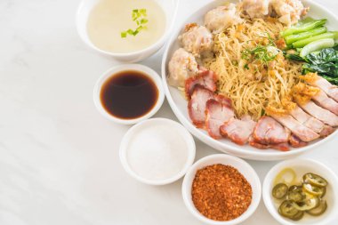 Yumurta noodle kırmızı kızarmış domuz, gevrek domuz eti, köfte ve çorba ile 