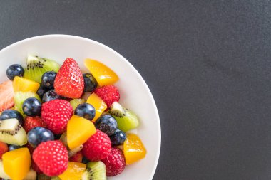 karışık taze meyve (çilek, ahududu, yaban mersini, kivi, mang