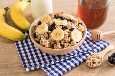 Granola muz, Kuru üzüm ve süt ile 