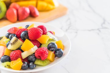 karışık taze meyve (çilek, ahududu, yaban mersini, kivi, mang