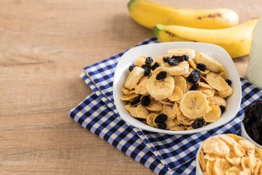 muz, Kuru üzüm ve süt ile tahıl 