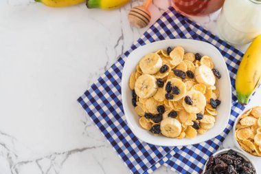 muz, Kuru üzüm ve süt ile tahıl 