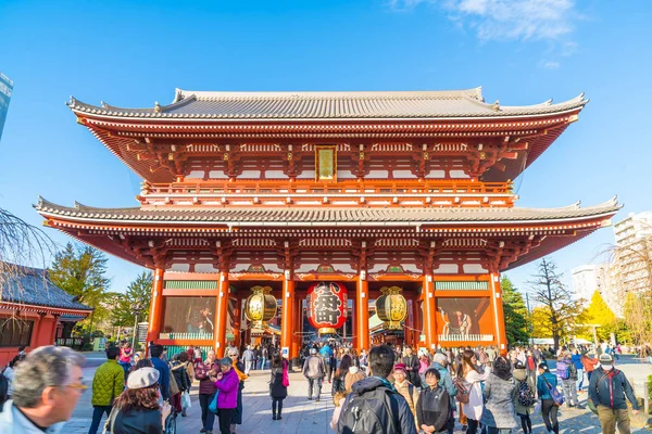 TOKYO-NOV 28 : Des gens bondés au Temple bouddhiste Sensoji à Tokyo — Photo