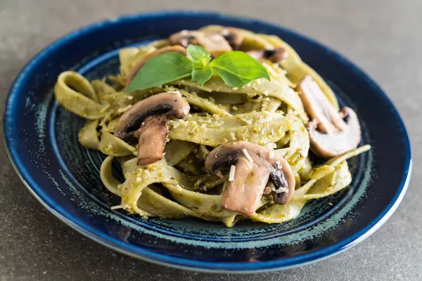 Mantarlı ıspanak fettuccine