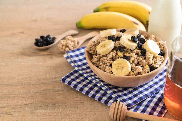 Granola muz, Kuru üzüm ve süt ile 