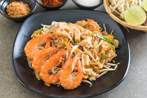 Fideos fritos tailandeses "Pad Thai" con camarones — Foto de Stock