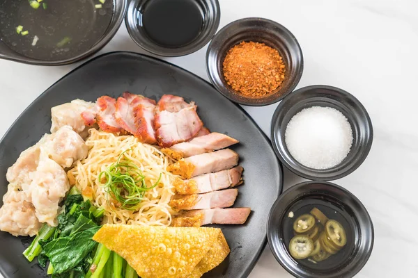 Yumurta noodle kırmızı kızarmış domuz, gevrek domuz eti, köfte ve çorba ile 