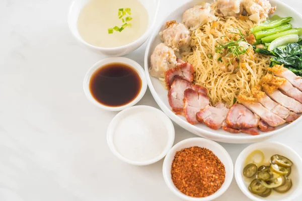 Yumurta noodle kırmızı kızarmış domuz, gevrek domuz eti, köfte ve çorba ile 