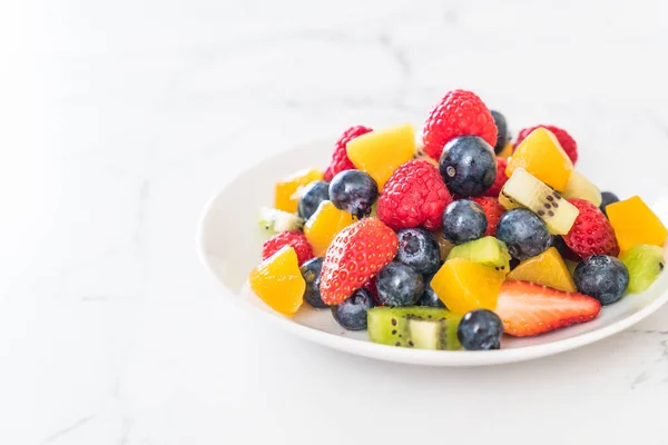 Mixed fresh fruits (strawberry, raspberry, blueberry, kiwi, mang — Stock Photo, Image