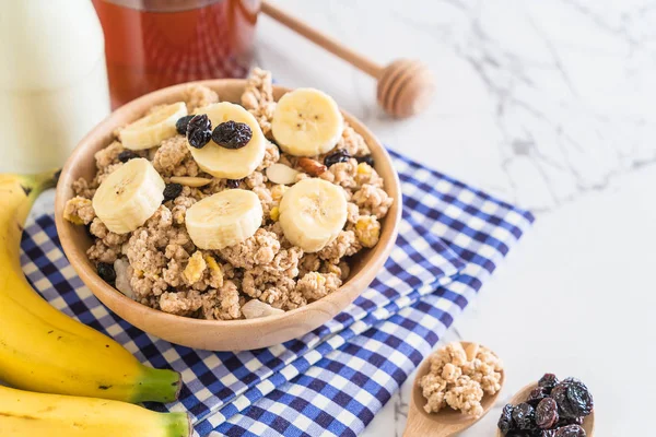 Granola muz, Kuru üzüm ve süt ile 