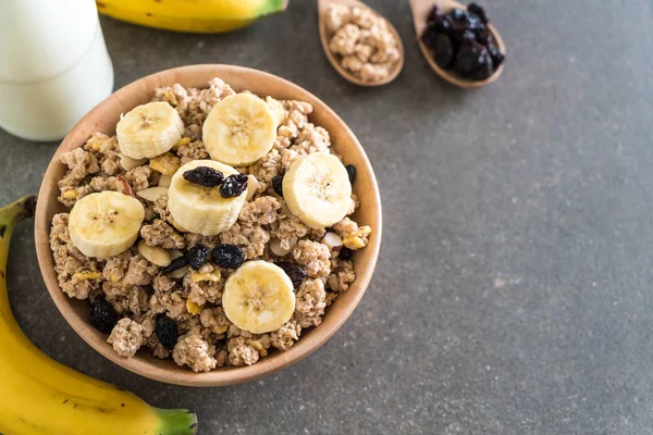 Granola muz, Kuru üzüm ve süt ile 