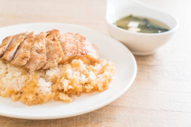 Teriyaki domuz miso çorbası ile tepesinde pirinç