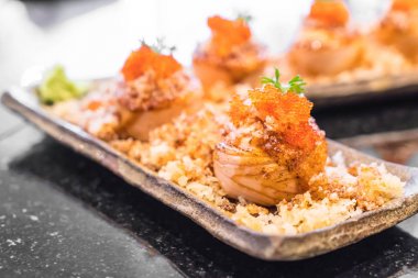 Izgara somon suşi roll