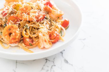 Spagetti karides, domates, fesleğen ve peynir ile 