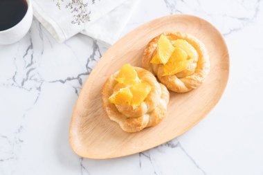 Turuncu pasta plaka üzerinde