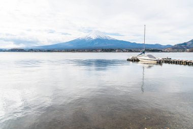 Japonya 'daki Kawaguchiko Gölü' nde Fuji Dağı..