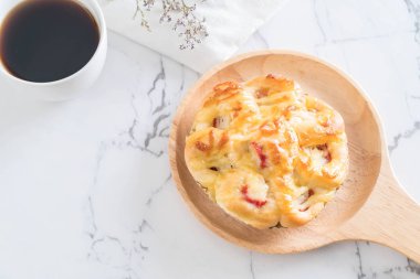 Yengeç sopa ekmek ile