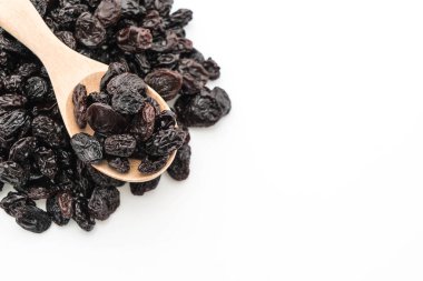 Beyaz üzerine siyah kuru üzüm