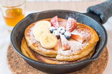 taze çilek yaban mersini ve muz ile gözleme 