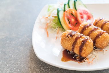 Kızarmış patates Tonkatsu sos ile