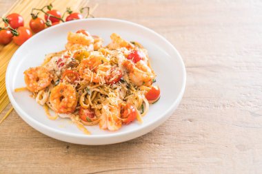 Spagetti karides, domates, fesleğen ve peynir ile 