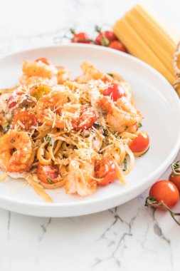 Spagetti karides, domates, fesleğen ve peynir ile 