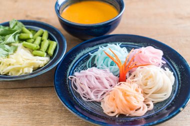 erişte ile balık köri sos ve sebze