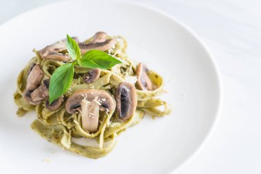 Mantarlı ıspanak fettuccine