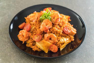 Kore baharatlı sos ve karides kızarmış pilav