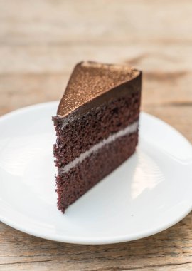 Çikolatalı pasta plaka üzerinde