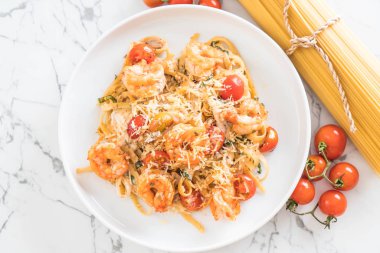 Spagetti karides, domates, fesleğen ve peynir ile 