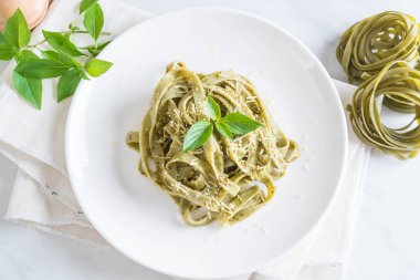 ıspanak fettuccine plaka üzerinde