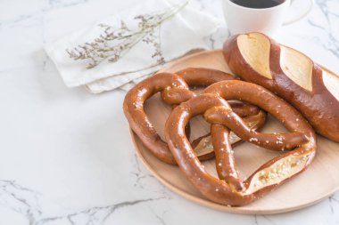 tuzlu kraker ve düz laugan ekmek 