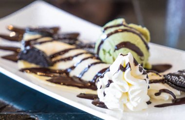 dondurma ve çırpılmış kremalı krep