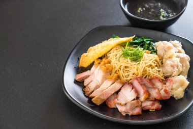 Yumurta noodle kırmızı kızarmış domuz, gevrek domuz eti, köfte ve çorba ile 