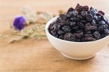 kabın içinde siyah kuru üzüm