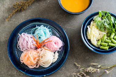 erişte ile balık köri sos ve sebze