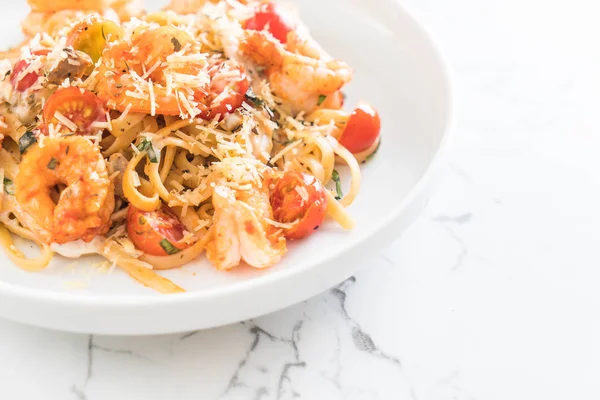 Spagetti karides, domates, fesleğen ve peynir ile 