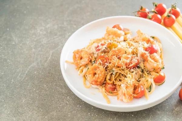 Espaguetis con gambas, tomates, albahaca y queso — Foto de Stock