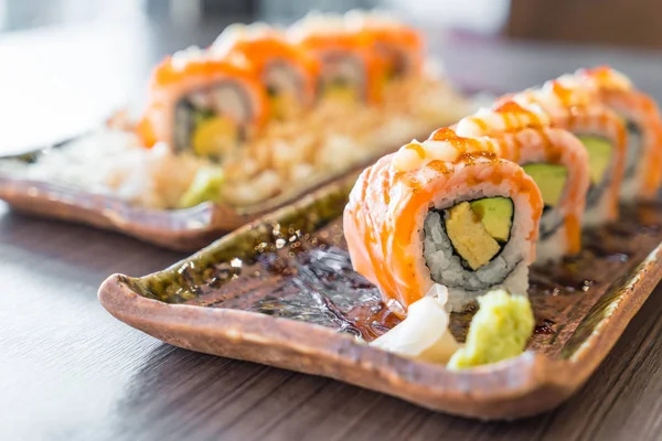 Izgara somon suşi roll