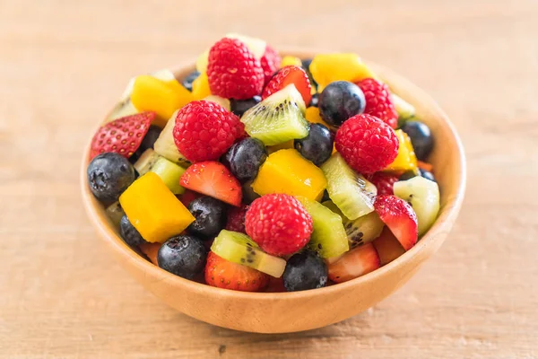 karışık taze meyve (çilek, ahududu, yaban mersini, kivi, mang