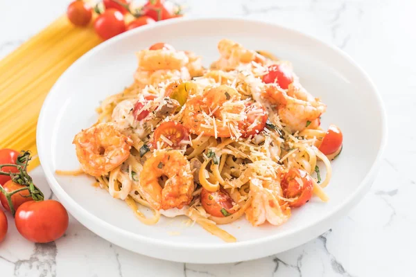 Spagetti karides, domates, fesleğen ve peynir ile 