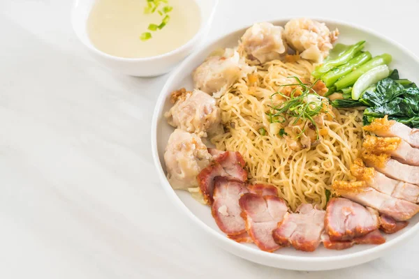 Yumurta noodle kırmızı kızarmış domuz, gevrek domuz eti, köfte ve çorba ile 