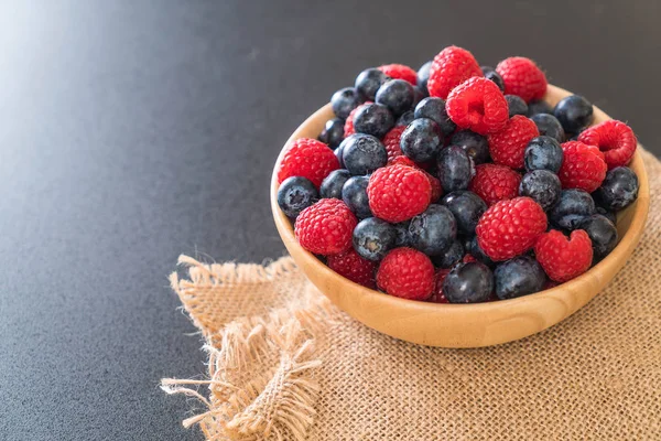 taze yaban mersini ve rasberry 