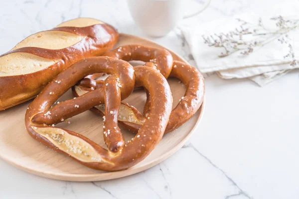 tuzlu kraker ve düz laugan ekmek 