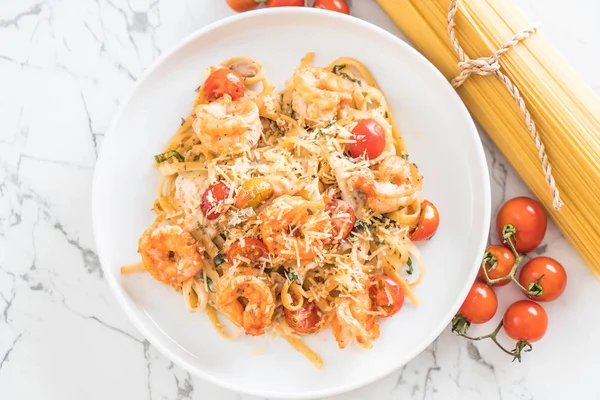 Spagetti karides, domates, fesleğen ve peynir ile 