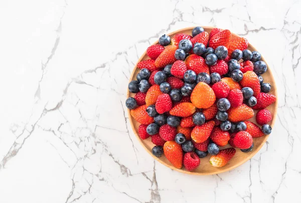 Mirtillo fresco, fragola e lamponi — Foto Stock